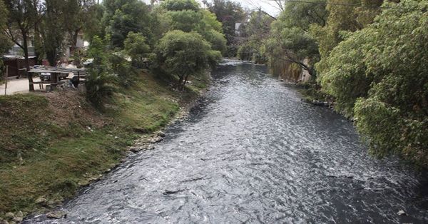 Localizan cuerpo en descomposición sobre el río Nexapa en Tepeojuma