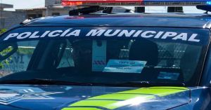 Detienen a 2 hombres que golpearon a un policía y después lo amagaron con una arma