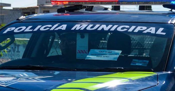 Detienen a 2 hombres que golpearon a un policía y después lo amagaron con una arma