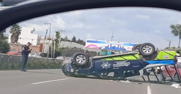 Durante persecución de auto robado patrulla termina volcada en Periférico