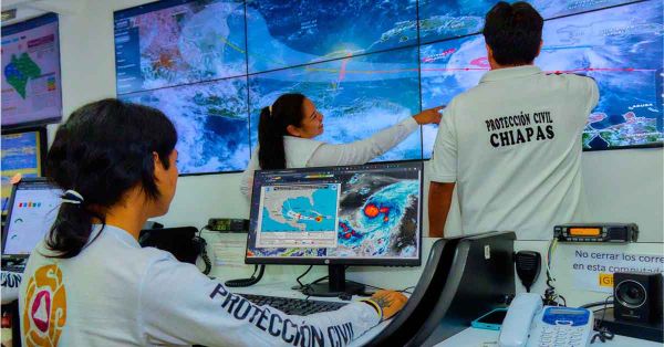 Llaman a extremar precauciones en Chiapas por lluvias de hurac&aacute;n Beryl