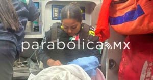 Apoyan Policías labor de parto dentro de un taxi en Puebla