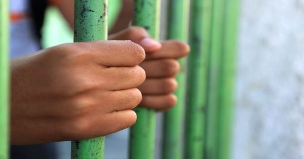Detienen a dos por el robo de vehículo agravado