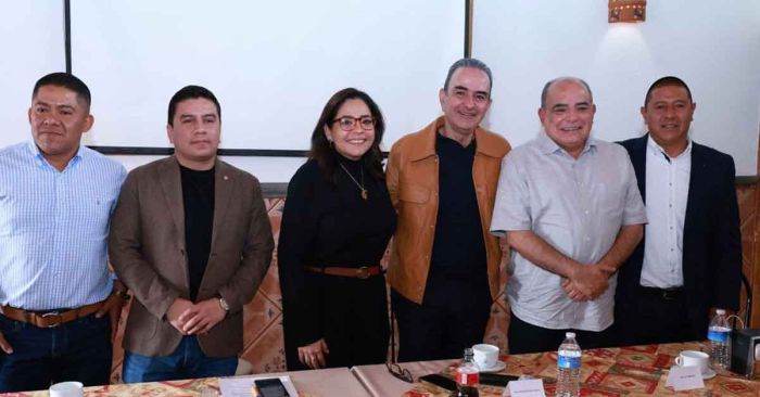 Renuncian alcaldes del PRI para unirse a Morena