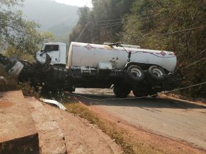 Muere chofer de pipa volcada en la interserrana