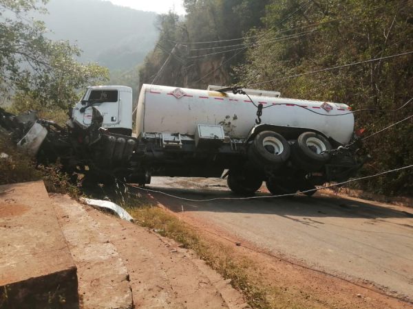 Muere chofer de pipa volcada en la interserrana