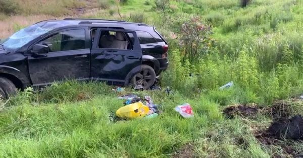 Abandonan camioneta volcada con uniformes de la Guardia Nacional