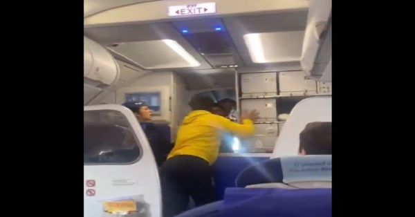 Golpean a piloto de avi&oacute;n por tenerlos esperando por 13 horas