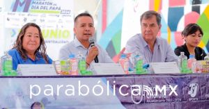 Presenta Tlatehui medalla y playera del medio maratón del Día del Padre