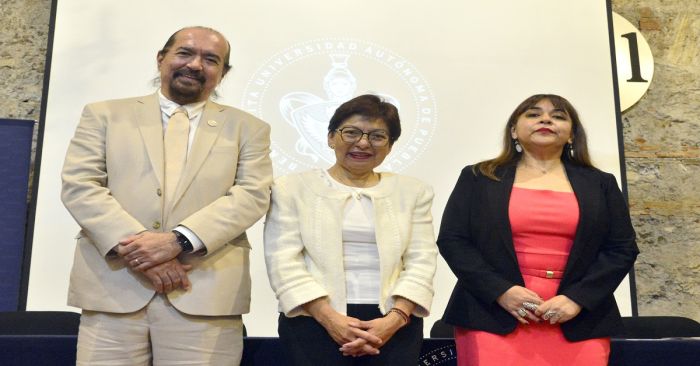 Presentan informe de labores y toma de protesta en la FFyL de la BUAP