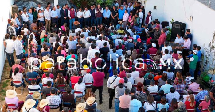 Convive Pepe Chedraui con habitantes de colonias del norte de la capital poblana