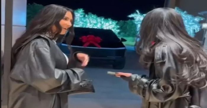 Sorprende Kim Kardashian a su mejor amiga con un Tesla Cybertruck de cumpleaños