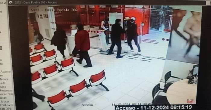 Se llevan ladrones casi 1 millón de pesos del Santander de la Avenida Juárez