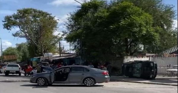 Defraudados queman y destrozan autos en un lote en Tehuacán