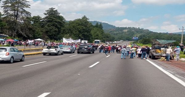 Bloquean la autopista Puebla - México ejidatarios de Tlahuapan