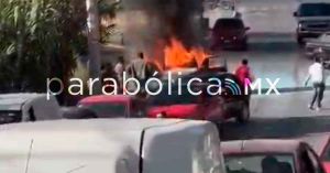 Se incendia vehículo al sur de la ciudad de Puebla