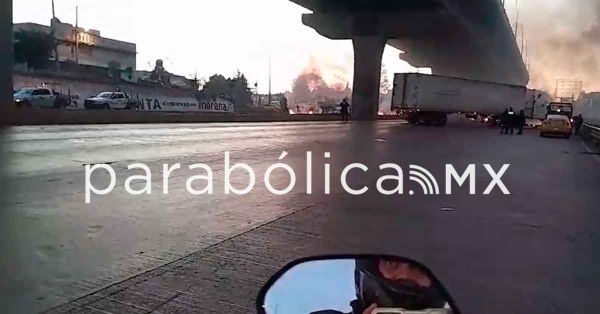 Bloquean la México-Puebla por la desaparición de una persona
