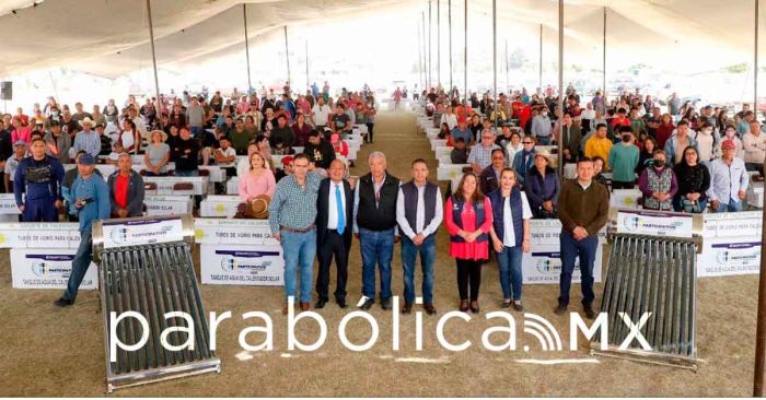 Entrega Edmundo Tlatehui calentadores solares en Cholula