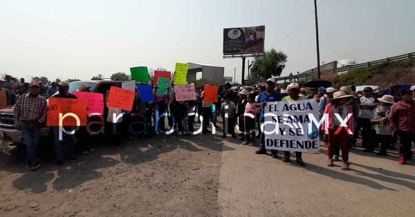 Bloquean la autopista Puebla-M&eacute;xico por sobreexplotaci&oacute;n de pozos de agua