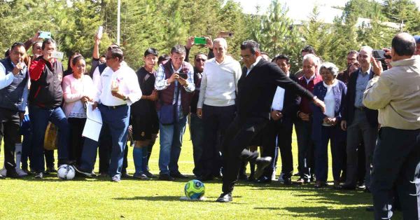 Entrega Sergio Salomón cancha y pista en Centro Escolar Raúl Velasco