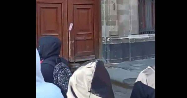 Intentan normalistas ingresar a Palacio Nacional