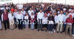 Entrega Sergio Salomón en Libres 300 paquetes para la producción de granos básicos