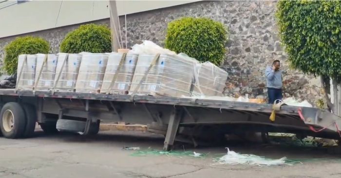 Atascado en el pavimento quedó un tráiler en la calle 4 Poniente