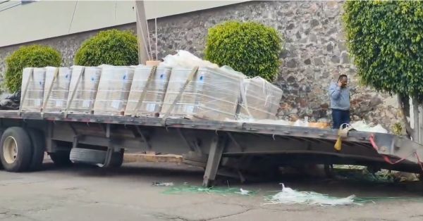 Atascado en el pavimento quedó un tráiler en la calle 4 Poniente
