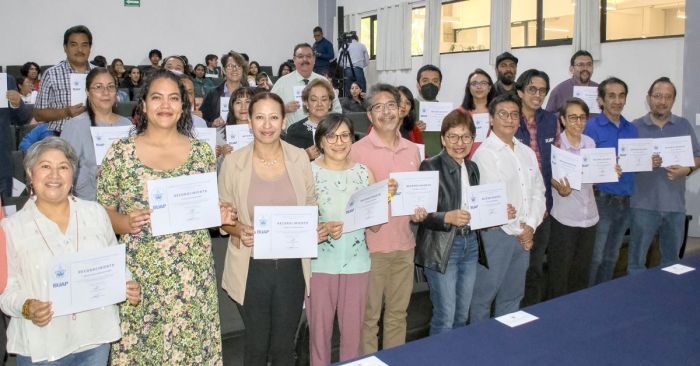 Entregan reconocimientos del Programa Institucional de Evaluación Académica a docentes