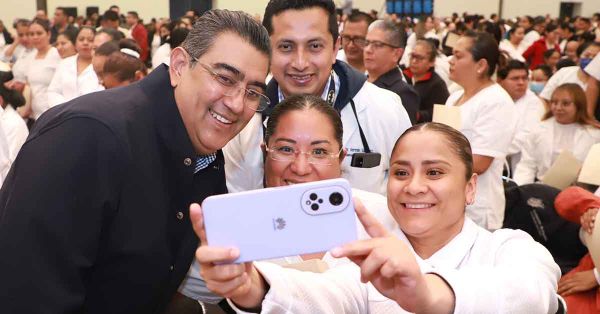 Encabezan Sergio Salom&oacute;n y Zo&eacute; Robledo basificaci&oacute;n de personal de salud