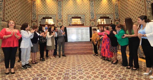 Develan placa conmemorativa a diputadas de Puebla