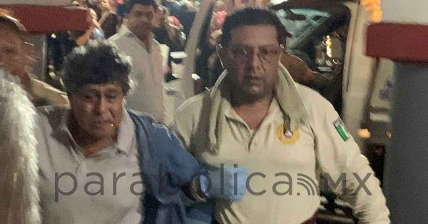 Cae adulto mayor del balc&oacute;n de ex Palacio Municipal de Iz&uacute;car