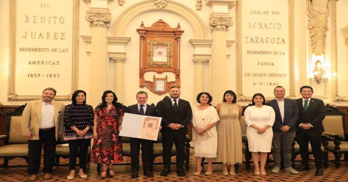 Recibe Alberto Pel&aacute;ez Montejos, periodista y corresponsal de guerra, copia de la C&eacute;dula Real