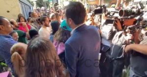 Vota Máynez en CDMX; le exigen respetar la fila