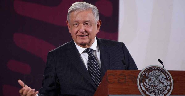 Promete AMLO no quitar la Bandera del Zócalo durante “Marea Rosa”