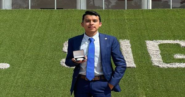 Gana pasante de Medicina del Complejo Regional Nororiental Premio a la Excelencia Acad&eacute;mica