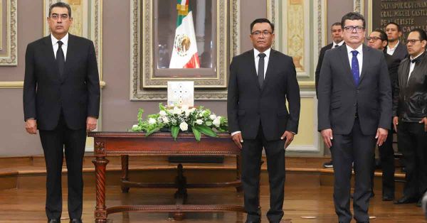 Asiste gobernador a homenaje póstumo de Carlos Navarro