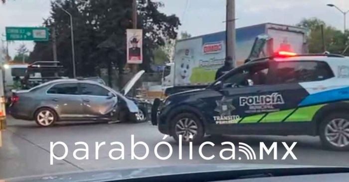 Impacta Bora a cami&oacute;n por detr&aacute;s en la M&eacute;xico-Puebla