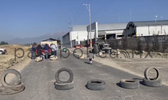 Mantienen bloqueo en el camino real a Calpan