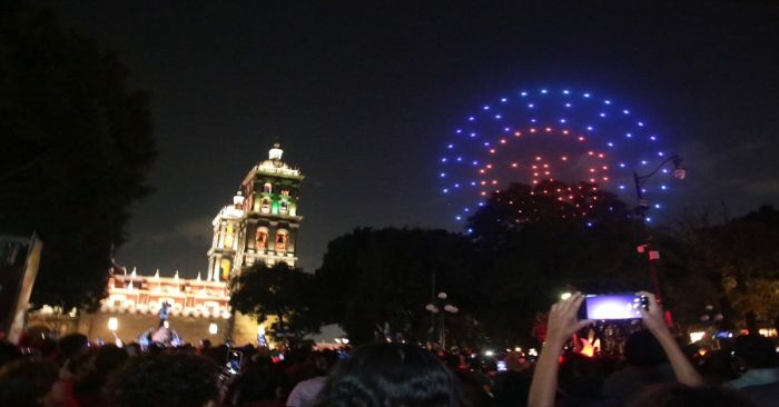 Disfrutan poblanas y poblanos del espect&aacute;culo de drones en el Centro Hist&oacute;rico