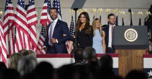 Nombra Trump a la prometida de su hijo como embajadora en Grecia