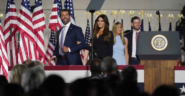 Nombra Trump a la prometida de su hijo como embajadora en Grecia