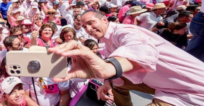 Se pone Mario Riestra al frente de la manifestaci&oacute;n rosa