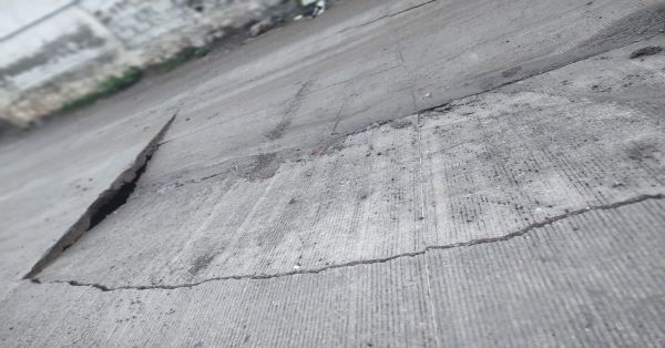 Alertan vecinos por socav&oacute;n en el Parque Industrial Chachapa; temen nuevo colapso