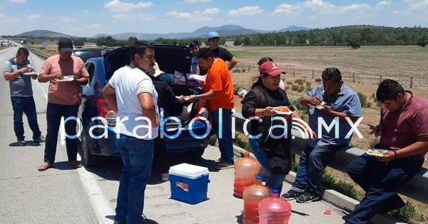 Regalan tortas y tacos a varados en el Arco Norte
