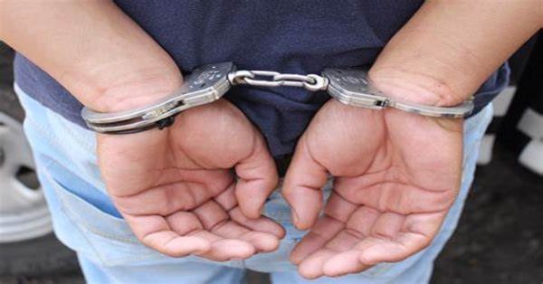 Detienen a un sujeto por beber en vía pública y tenía un arma y droga