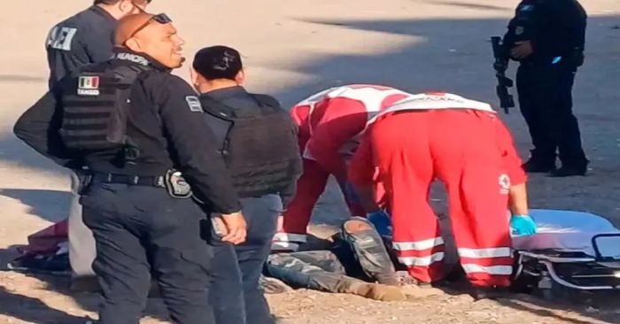 Pensaron que estaba sin vida y lo lanzan desde auto en movimiento en Ciudad Ju&aacute;rez