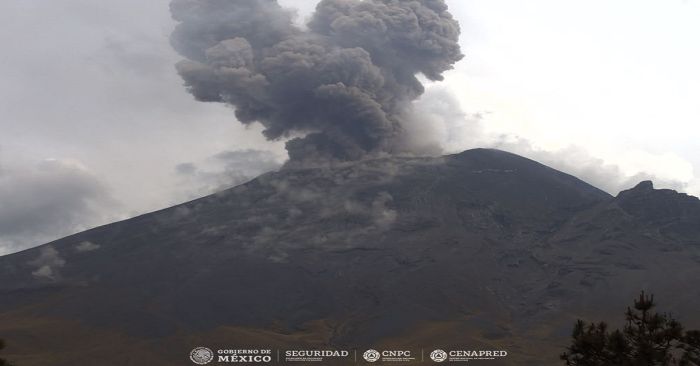 Amanece romántico el Popocatépetl y forma corazón de ceniza