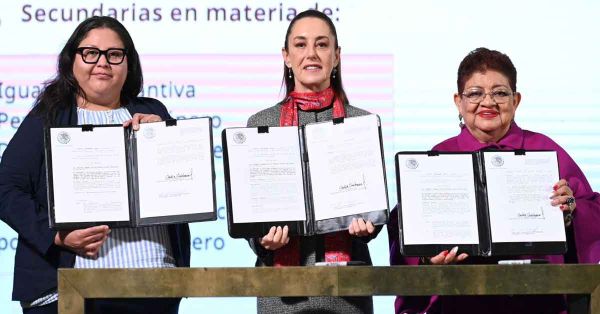 Firma Sheinbaum leyes secundarias para proteger a las mujeres