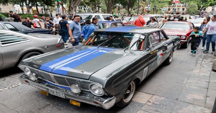 Exponen Autos Clásicos en el Zócalo de Puebla